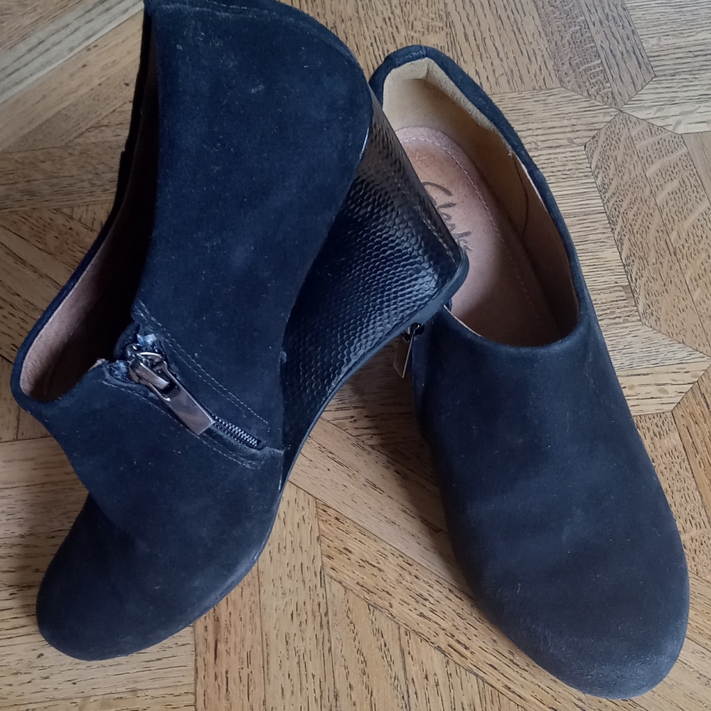 Clarks Atisan black suede booties
